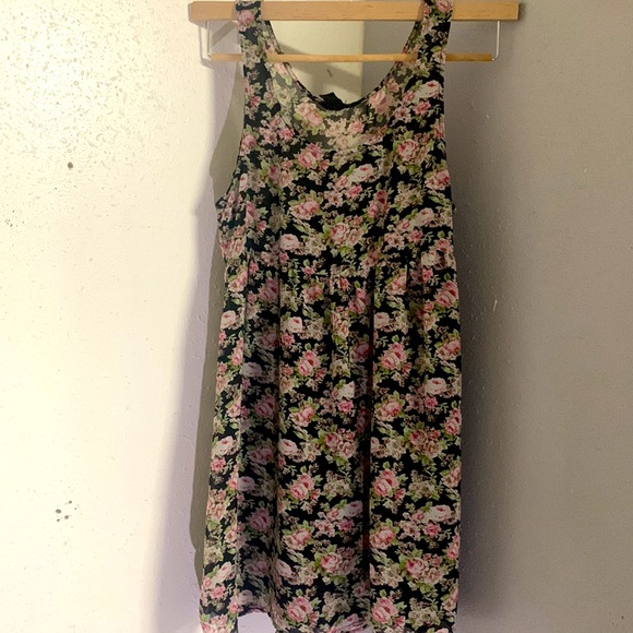 Pre loved dresses - Picture 4 of 7